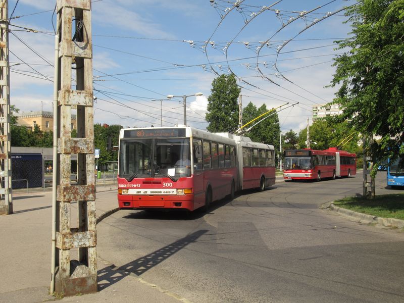 Ze smyèky Örs vezér tere vyjíždí první z 15 trolejbusù Ikarus 435 z roku 1994. Byly to poslední dodané vysokopodlažní trolejbusy do Budapešti.