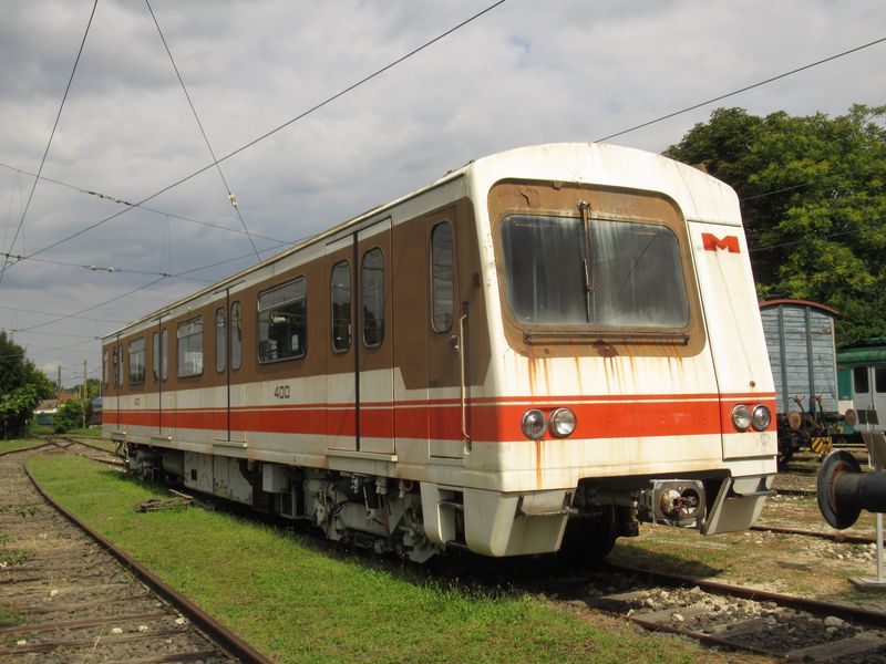 V muzeu MHD v mìsteèku Szentendre severnì od Budapešti najdete také tento vzácný prototyp nového metra Ganz-Hunslet pro Budapeš� z roku 1983, který se však následovníkù nedoèkal a dnes je vystaven vìtru i dešti na dvoøe muzea.