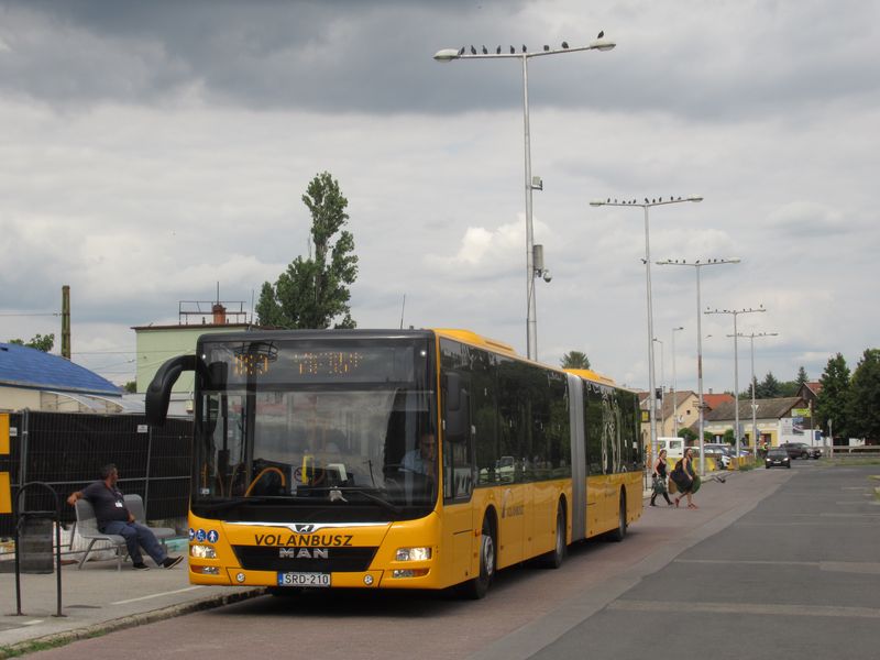 Regionální dopravce Volánbusz nakoupil v nedávné minulosti vìtší množství kloubových autobusù MAN, které nahradily hlavnì dožívající kloubové pøímìstské Ikarusy.