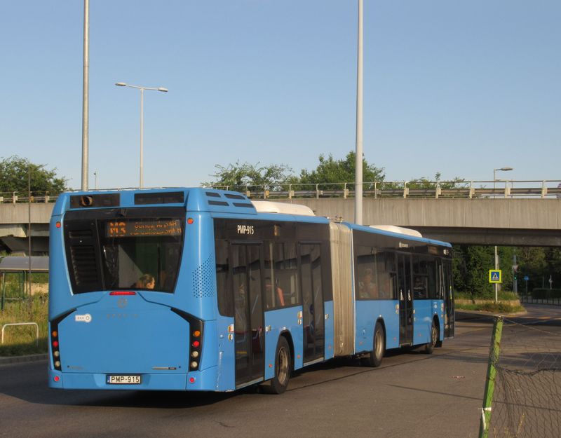 Na náhradní autobusové lince za metro M3 byl zachycen také maïarský kloubový autobus Modulo od následovníka slavné místní znaèky Ikarus. Celkem si místní dopravní podnik objednal 150 tìchto vozù.