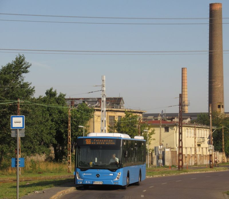 Krátké Conecto nejnovìjší série na okrajové lince 166. V poslední dobì jsou do Budapešti dodávány zejména autobusy Mercedes-Benz Citaro i Conecto a také maïarské vozy Modulo-Ikarus.