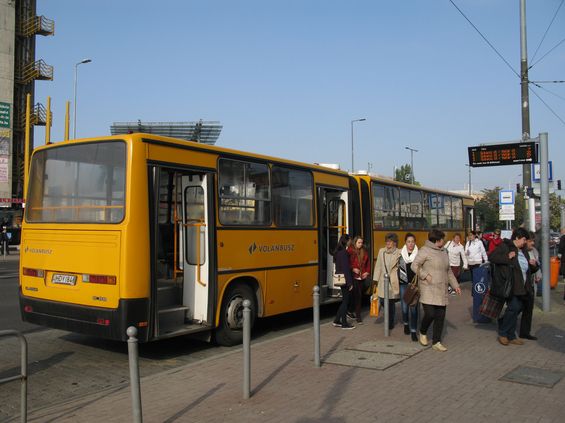 V pøímìstské autobusové dopravì stále kraluje státní firma Volánbusz se žlutými autobusy, i když pro provoz na zaintegrovaných linkách pod hlavièkou BKK postupnì zaèíná používat jednotný budapeš�ský modrý nátìr.