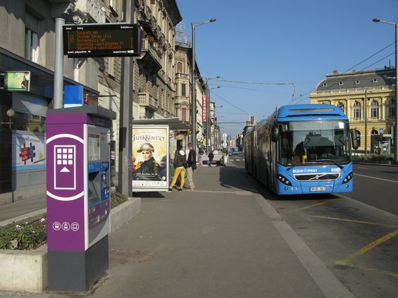 Jako houby po dešti vyrostly nové fialové jízdenkové automaty, které umožòují platbu za jízdné všemi možnými zpùsoby. Zde u nádraží Keleti ve spoleènosti nového autobusu znaèky Ikarus.