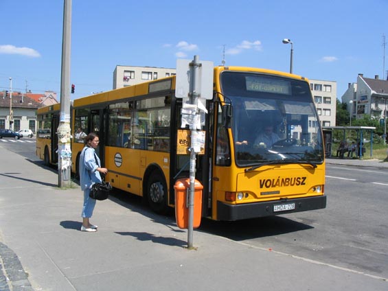 Kloubov� autobus se zna�kou R�ba n�padn� p�ipom�n� autobusy Van Hool.