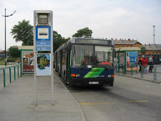 Elektronick� ozna�n�k na n�dra�� Kelenf�ld oznamuje, �e autobus za minutu odjede.