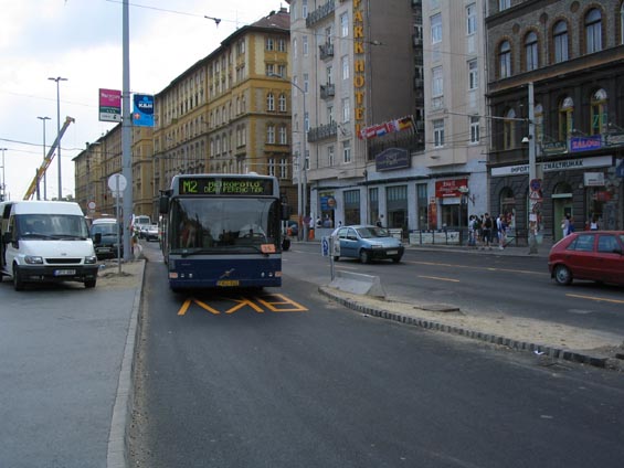 Provizorn� BUS pruh pro n�hradn� linku M2 je vyzna�en pomoc� zkratky Dopravn�ho podniku. P�ij�d� jeden z 50 leto�n�ch klimatizovan�ch autobus� Volvo.