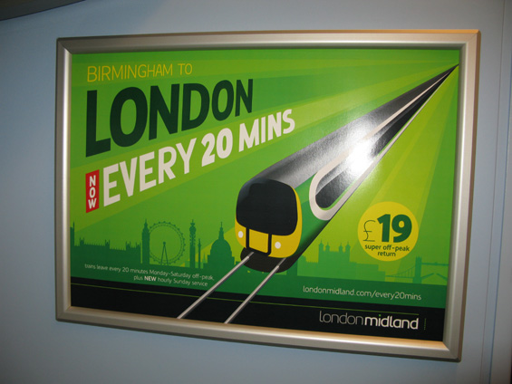 Reklama na zkrácený interval vlakù mezi Londýnem a Birminghamem. Tyto vlaky spojují dvì nejvìtší anglická mìsta každých 20 minut.