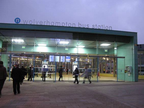Ve mìstì Wolverhampton severozápadnì od Birminghamu èerstvì funguje nový autobusový terminál, který leží na spojnici mezi vlakovým nádražím a centrem mìsta. Provozuje ho zdejší kooridnátor Centro a zároveò vybírá poplatky od dopravcù za jeho využívání. Výstavba tak velkolepého autobusového pøístavu by se však neobešla bez dotací EU.