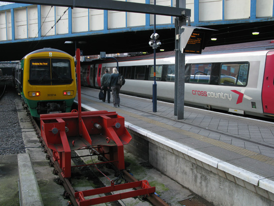 Hlavní nádraží New Street disponuje 12 kolejemi. Na jedné z nich konèí elektrické vlaky ze severu. Vpravo stojí dálkový vlak spoleènosti Cross Country jezdící napøíklad do Sheffieldu, Edinburghu nebo na jih do Southamptonu.