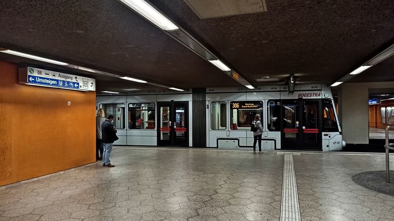 Spletité podzemí pod hlavním nádražím v Bochumi. Všechny tramvaje i jediná linka Stadtbahnu zde vedou pod zemí. První tunelová trasa pod centrem Bochumi byla otevøena v roce 1979.