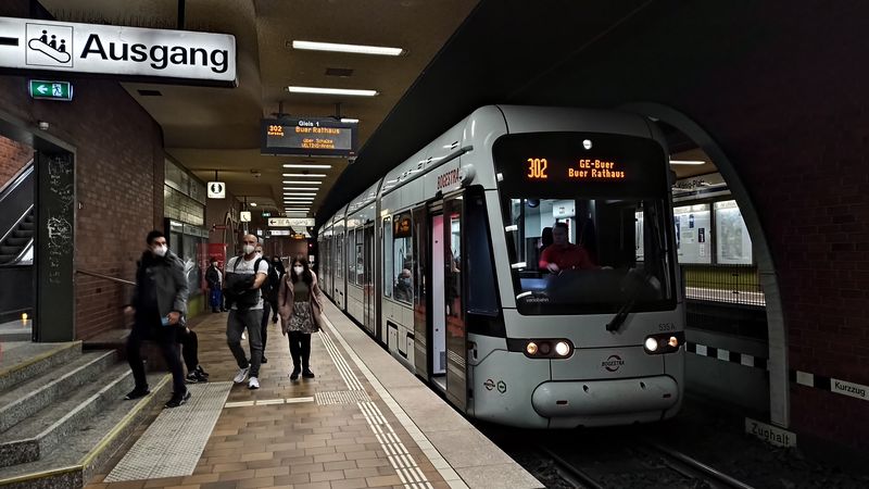 Pod centrem Gelsenkirchenu se opìt tramvaje zanoøují pod zem. Zde ve stanici pod Hlavním nádražím. Zdejší tunel pro linky 301, 302 a také essenskou linku 107 funguje od roku 1984.
