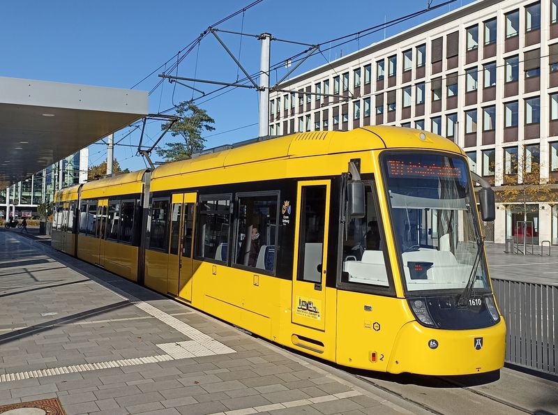 Nejnovìjší typ essenské tramvaje na lince 107 jezdí až do Gelsenkirchenu. Zde v zastávce Musiktheater, kde se sjíždí z linkou 302 do podzemí, kde se napojuje na tramvajový tunel pro linku 301 smìrem pod Hlavní nádraží.