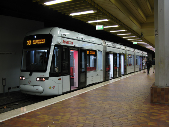 Tramvajová linka 301 s nízkopodlažními vozy mohutného vzhledu. Linka vyjíždí z Gelsenkirchenu pøes mìsto Buer a konèí na západì, kde na ni navazuje linka U17 mìstské dráhy z Essenu. Na území centra Gelsenkirchenu je opìt tramvaj vedena pod zemí.