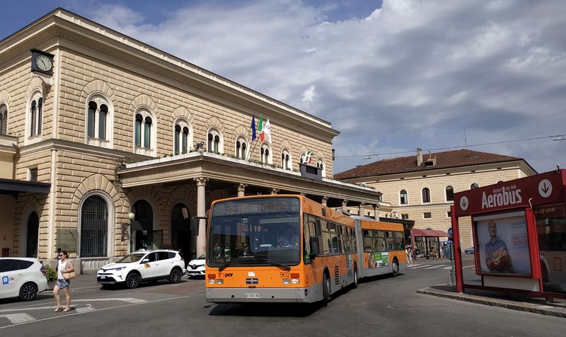 Jeden z nejstarších autobusù Van Hool ještì v pùvodním oranžovém nátìru na obratišti pøed hlavním vlakovým nádražím, které leží severnì od centra.