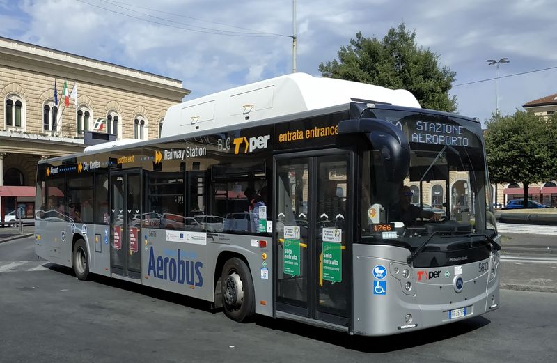 Hlavní nádraží a centrum Boloni spojuje s mezinárodním letištìm tato speciální autobusová linka BLQ, kam jsou místním monopolním dopravcem nasazovány tyto italské autobusy Menarinibus. Linka BLQ jezdí pøes den v intervalu 11 minut.