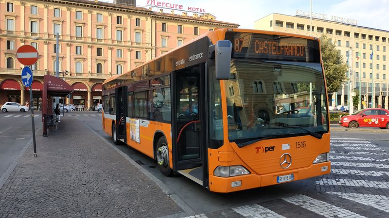 Starší Citaro od Mercedesu pøed Hlavním nádražím ještì v pùvodním oranžovém nátìru, který kdysi býval typický pro všechny autobusy MHD v celé Itálii.