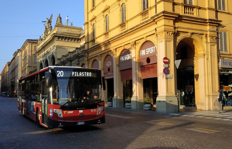 Nejnovìjším pøírùstkem do boloòské MHD jsou standardní italské autobusy Menarinibus. Zde projíždí páteøním autobusovým úsekem ulicí Nezávislosti skrz historické centrum smìrem k hlavnímu nádraží.