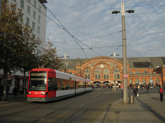 Hlavní nádraží, brána do mìsta, leží velmi blízko historickému centru a potkává se zde vìtšina tramvajových a èást autobusových linek. Zde zástupce nejnovìjšího typu Flexity Classic od Bombardieru.