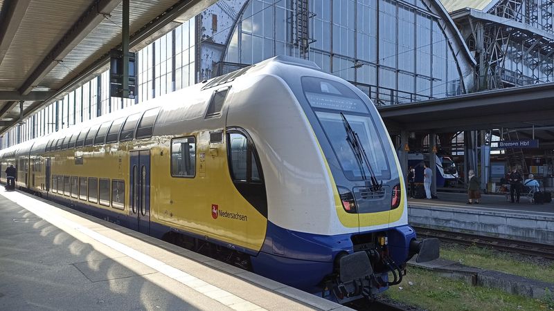 S nedalekým Hamburkem spojují Brémy tyto dvoupatrové elektrické jednotky dopravce Metronom. Z Hamburku do Brém se dostanete každou hodinu a jízda trvá 70 minut.