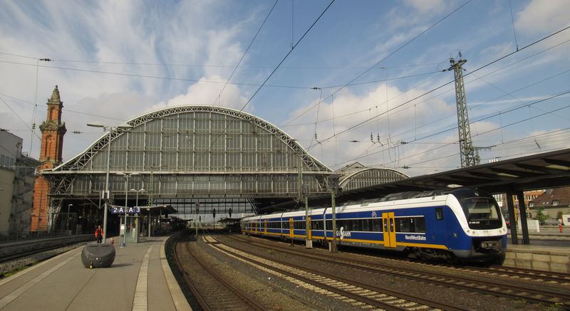 Pìtièlánková elektrická jednotka Alstom Coradia na lince místního Regio-S-Bahnu pøijíždí na hlavní nádraží. Ze 4 linek je nejsilnìjší linka RS1, která jezdí v pùlhodinovém intervalu, v nejsilnìjším úseku z hlavního nádraží do zastávky Vegesack ve špièkách dokonce každých 15 minut.