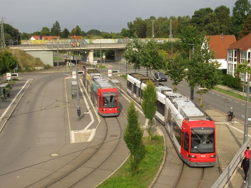 Východní koneèná linky 1 u vlakového nádraží Mahndorf. Sem byly tramvaje prodlouženy v roce 2013 z nedalekého sídlištì ve ètvrti Osterholz. Na této dlouhé lince jsou provozovány také zrychlené spoje oznaèené jako 1S, ale jen pár spojù ráno ve smìru do centra.