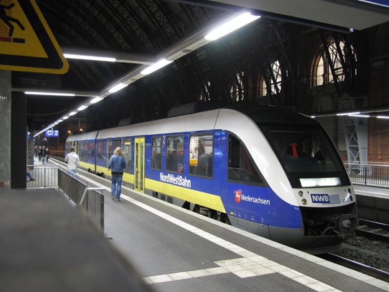 Spoleènost NWB provozuje kromì zdejšího RS-Bahnu také nìkteré další vlakové linky, jako napøíklad tuto do Osnabrücku s polskými motorovými jednotkami PESA.