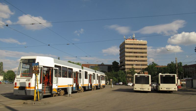 Jedna z nejstarších provozních tramvají V3A po nedávné opravì na koneèné Republica u severní brány bývalého prùmyslového kombinátu Faur, jehož jméno nese také èást tìchto tramvají, které jsou pro Rumunsko nìco jako pro nás T3.