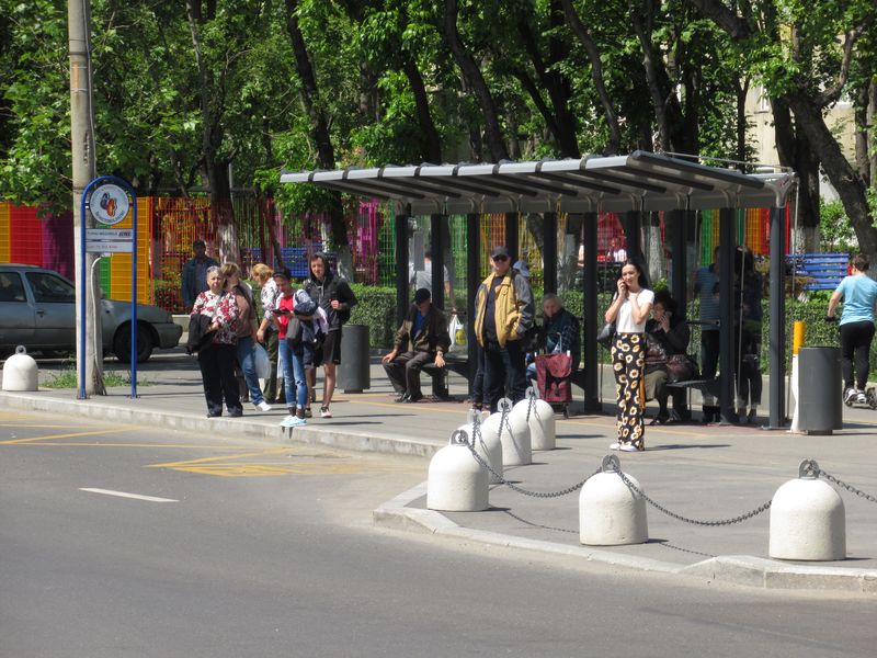 Na sídlišti v jižní èásti Bukurešti, která je oznaèená jako Sektor 4, najdete neobvykle opravené ulice, nové zastávkové pøístøešky, vzornì opeèovávanou poulièní zeleò i fontány uprostøed kruhových køižovatek i dìlících ostrùvkù mezi jízdními pruhy hlavních ulic. Tuto infrastrukturu si zøejmì spravují samy mìstské obvody.