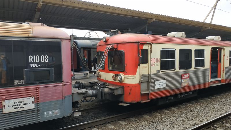 Rumunsko je tradièním odbìratelem ojetých vlakù z Francie. Soukromá spoleènost Regio Calatori provozuje hlavnì osobní vlaky v okolí Brašova, pár vlakù zajíždí také do vzdálené Bukurešti a je zajištìno tìmito francouzskými pøímìstskými jednotkami taženými elektrickou lokomotivou.