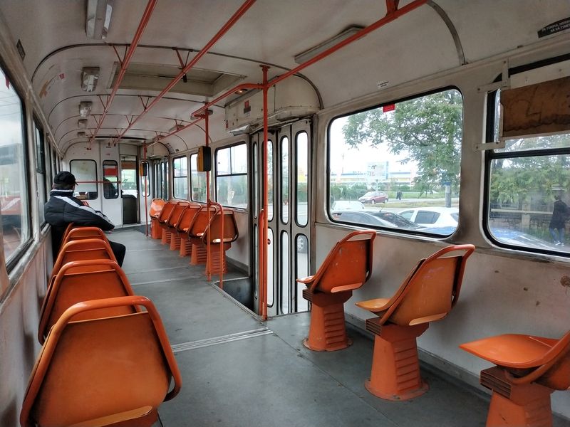 Èásteènì modernizovaný interiér èeských tramvají z poloviny 70. let je barevnì sladìný s ostatními tramvajovými vozy. Venku pøevládá bílá s šedou, uvnitø je výrazným prvkem oranžová. Všechny tramvaje T4R mají klasickou výzbroj se zrychlovaèem.