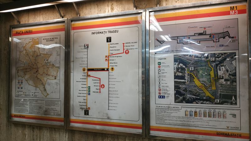 Ve stanicích metra najdete také celkem pøehlednou mapu sítì vèetnì schématu trasy, mapky okolí stanice vèetnì vyznaèení jednotlivých výstupù. Ve stanici Piata Unirii v centru Bukurešti se potkávají všechny tøi základní linky M1-M3.
