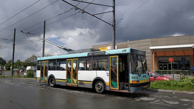 Už skoro dvacetiletý Ikarus 415 na koneèné u depa Alexandria na jihozápadì mìsta. Trolejbusové linky najdete rovnomìrnì po celé Bukurešti.
