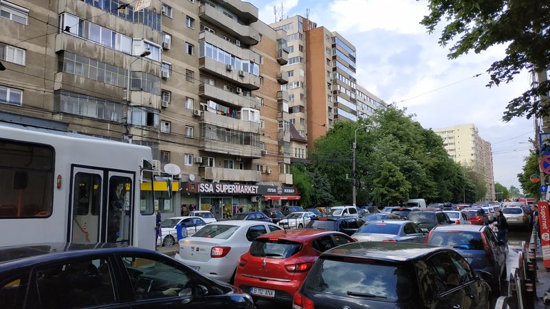 To linka 16 smìøující z centra na sever už štìstí na oddìlené tramvajové tìleso nemá, v odpolední špièce je prakticky nepoužitelná. Postupný nárùst poètu aut v Bukurešti zpùsobuje každodenní kolaps dopravy nejen v centru.