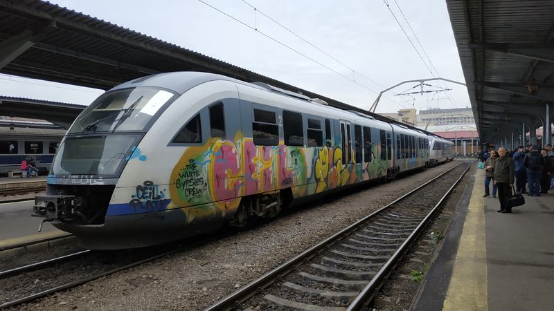 Nová vozidla už jsou k vidìní i na rumunské železnici, napøíklad v podobì tìchto motorových jednotek Desiro do Siemensu. Bohužel údržba vlakù je podobná jako v sousedním Bulharsku.
