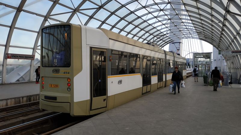 Detail zadního èlánku tramvaje Bucur LF. Oproti rùzným pøestavbám pùvodních rumunských tramvají má tato pomìrnì vysoký podíl nízké podlahy. Okružní linky 1 a 10 jezdí ve špièkách v intervalu 5-6 minut.