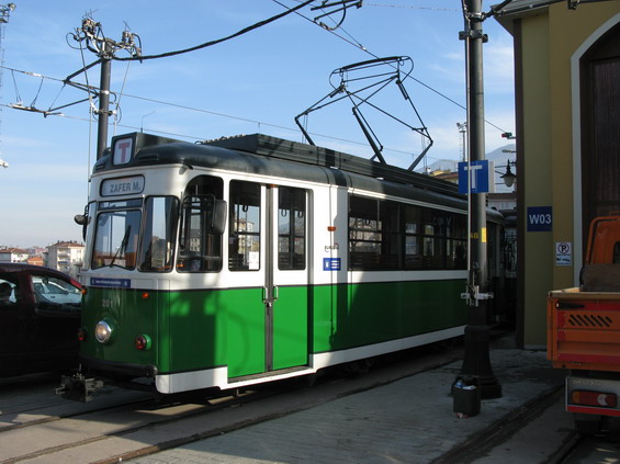 Zhruba v polovinì trasy tramvajové linky se nachází také malá vozovna, která ukrývá i tyto renovované historické vozy.