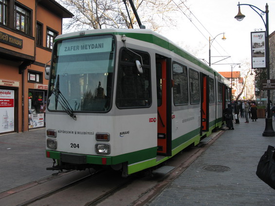 A zde je západní koneèná tramvajové linky poblíž rozsáhlé tržnice na západním okraji historického centra. Nástup je povolen pouze pøedními nebo zadními dveømi.