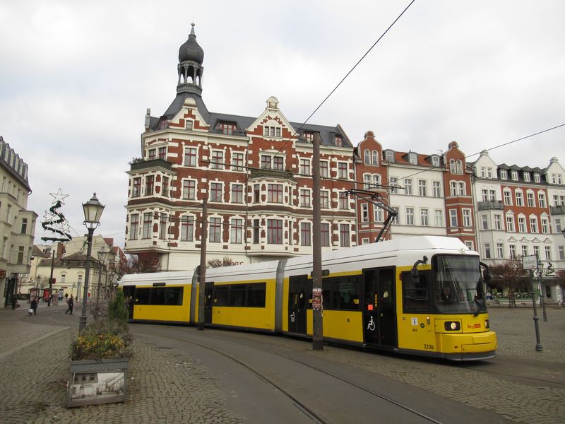 V malebném berlínském pøedmìstí Köpenick se tramvaje prodírají jeho historickým centrem.  Potkáte tu pouze tyto tøíèlánkové tramvaje GT6N v jedno- i obousmìrné verzi. Celkem bylo do Berlína dodáno 150 tìchto tramvají v letech 1992-2003 a všechny již nyní prošly modernizací.