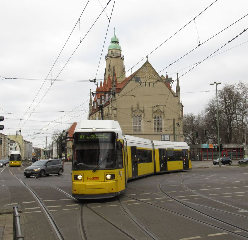 Na této køižovatce se potkává všech 7 tramvajových linek, které obsluhují vzdálenou jihovýchodní èást berlínské tramvajové sítì, jejímž centrem je mìsteèko Köpenick ležící uprostøed vodních ploch a lesù.