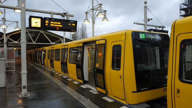 Nová souprava typu IK na koneèné linek U1 a U3. Tìchto nových ètyøvozových úzkoprofilových souprav od Stadleru je objednáno celkem 54 a postupnì jsou dodávány od roku 2015.