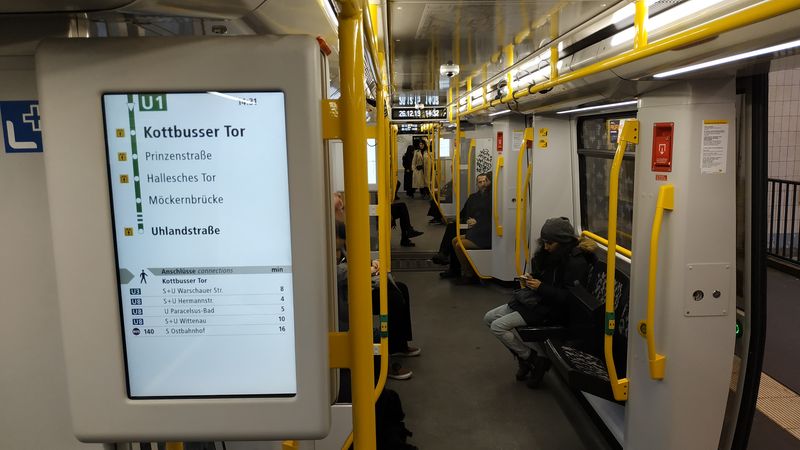 Velkoplošné obrazovky ukazující také možnost pøestupù v následující stanici jsou souèástí nových souprav IK od Stadleru.