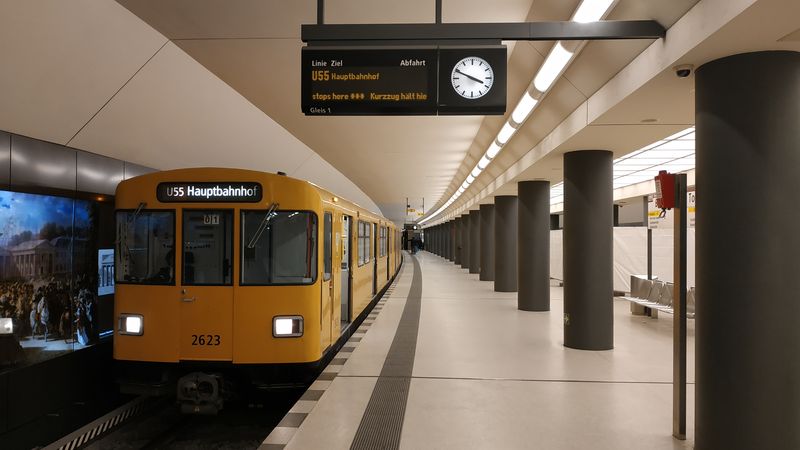 Druhá koneèná stanice Brandenburger Tor na tøístanicové provizorní lince U55. Odtud by mìla linka dál pokraèovat k nynìjší koneèné linky U5 snad nìkdy po roce 2020.