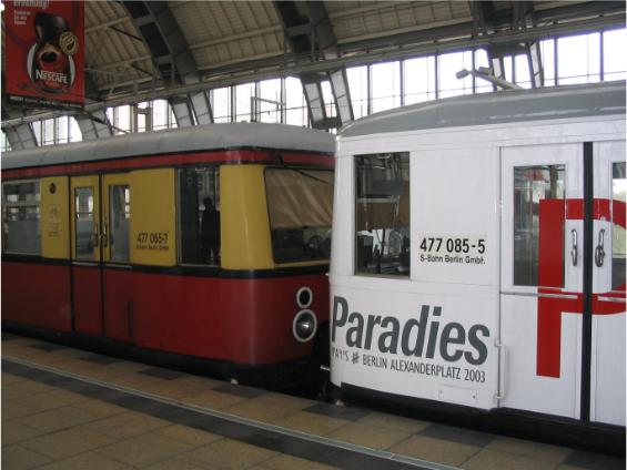 historická souprava U-bahnu øady 477 ve stanici Alexanderplatz