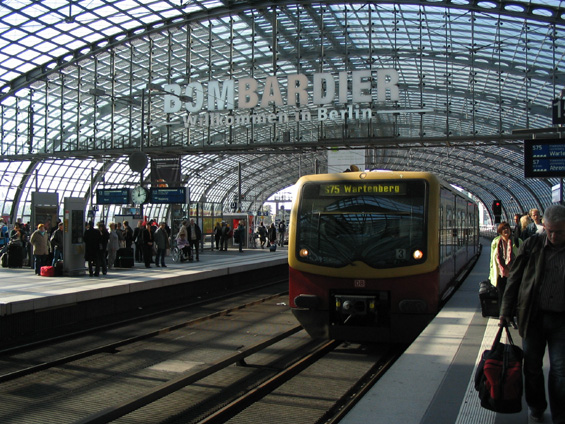 S-Bahn pøijíždí na horní nástupištì prosvìtleného hlavního nádraží.