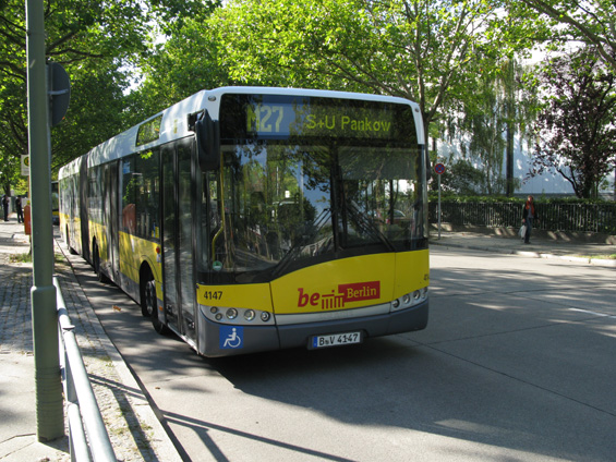 Kloubový Solaris na jedné z metrobusových linek, které se v Berlínì vyznaèují pøedevším kratšími intervaly.