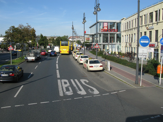Autobusy v rušných berlínských ulicích zrychlují vyhrazené jízdní pruhy a pøátelské semafory. Naopak je zpomalují pøíliš èasté zastávky a nástup pouze pøedními dveømi.