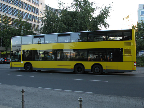 Patrové autobusy jsou doménou bývalého západního Berlína. Vìtšinou potkáte patnáctimetrové MANy. Odbavení takového kolosu na zastávkách brzdí nástup pouze pøedními dveømi.