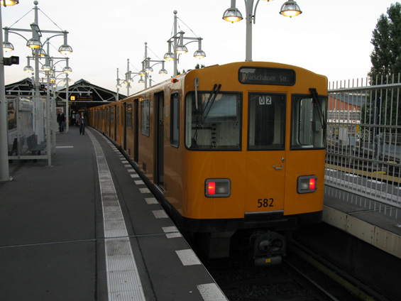 Koneèná stanice Warschauer Strasse úzkoprofilové trasy metra U1. Tato linka je "kochací" - vede z velké èásti nad zemí.