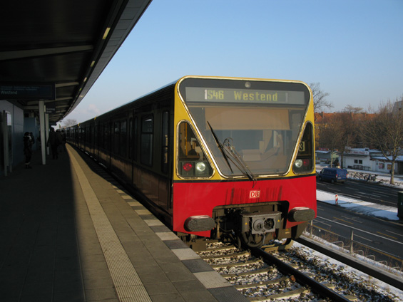 Tyto vlaky S-Bahnu byly dodány krátce po zhroucení berlínské zdi a po jeho postupnému znovuoživování i v západní èásti mìsta. Linka S46 jezdí po berlínském okruhu a dále míøí s linkami S45 a S47 na jihovýchod.