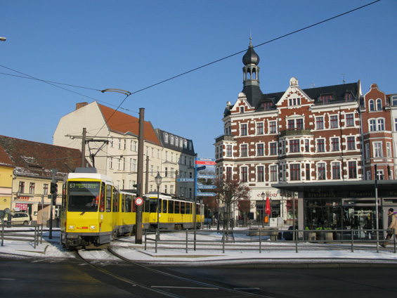 A to už je centrum Köpenicku, které je projíždìno soustavou jednosmìrných jednokolejek a potkávají se zde všechny zdejší tramvajové linky.